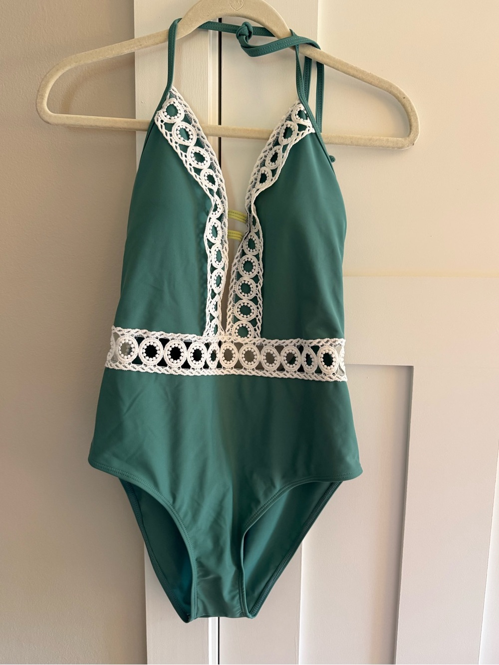 Cupshe Swimsuit Deep V-Neck Halter One Piece Green & White Crochet Detail L NEW